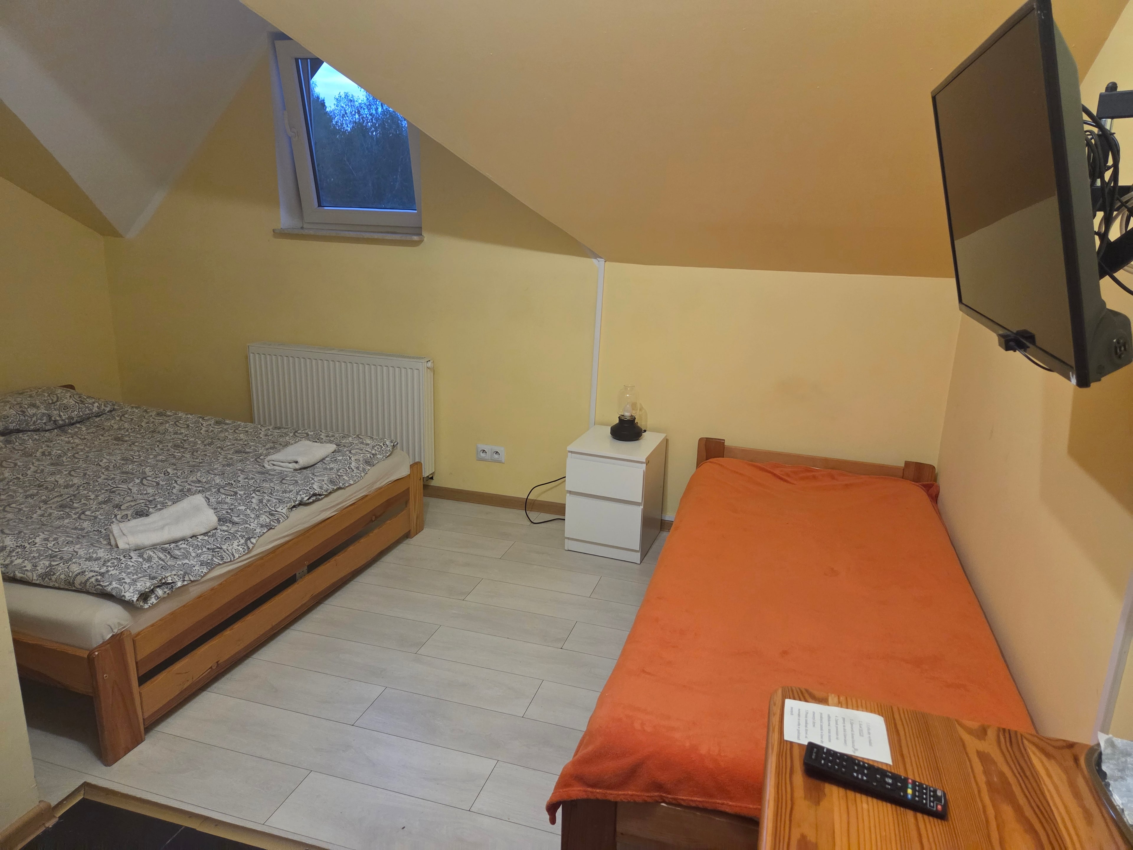 Pokój z 2 łóżkami pojedynczymi i łazienką